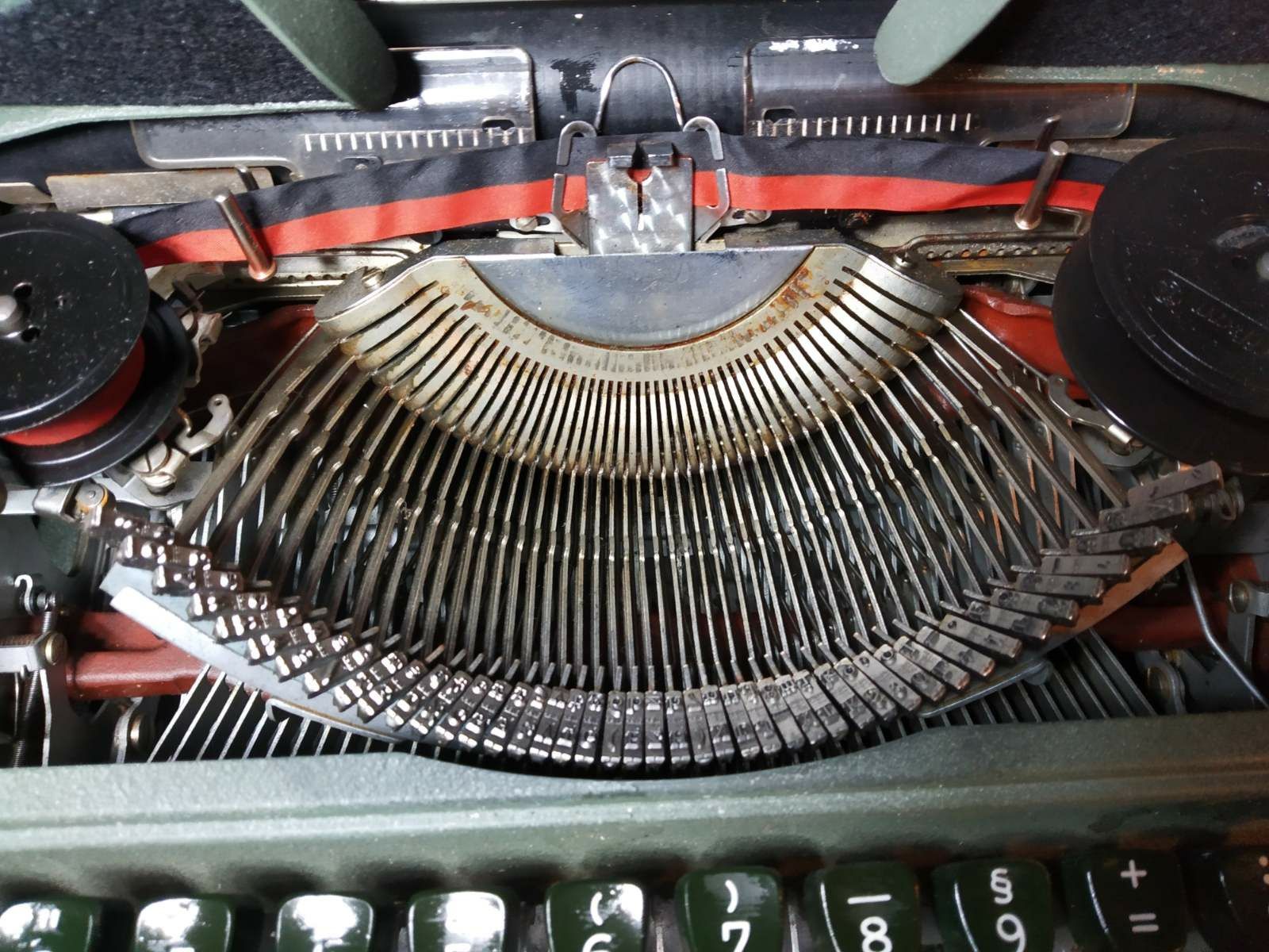 Антикварна Немска пишеща машина Olympia с куфар. Отлично състояние