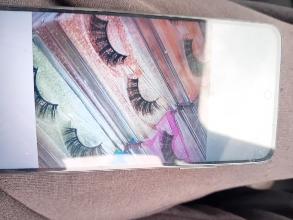 Пухкави мигли на  лента