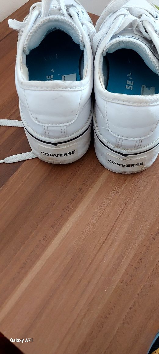 Дамски кецове Converse,без забележки.