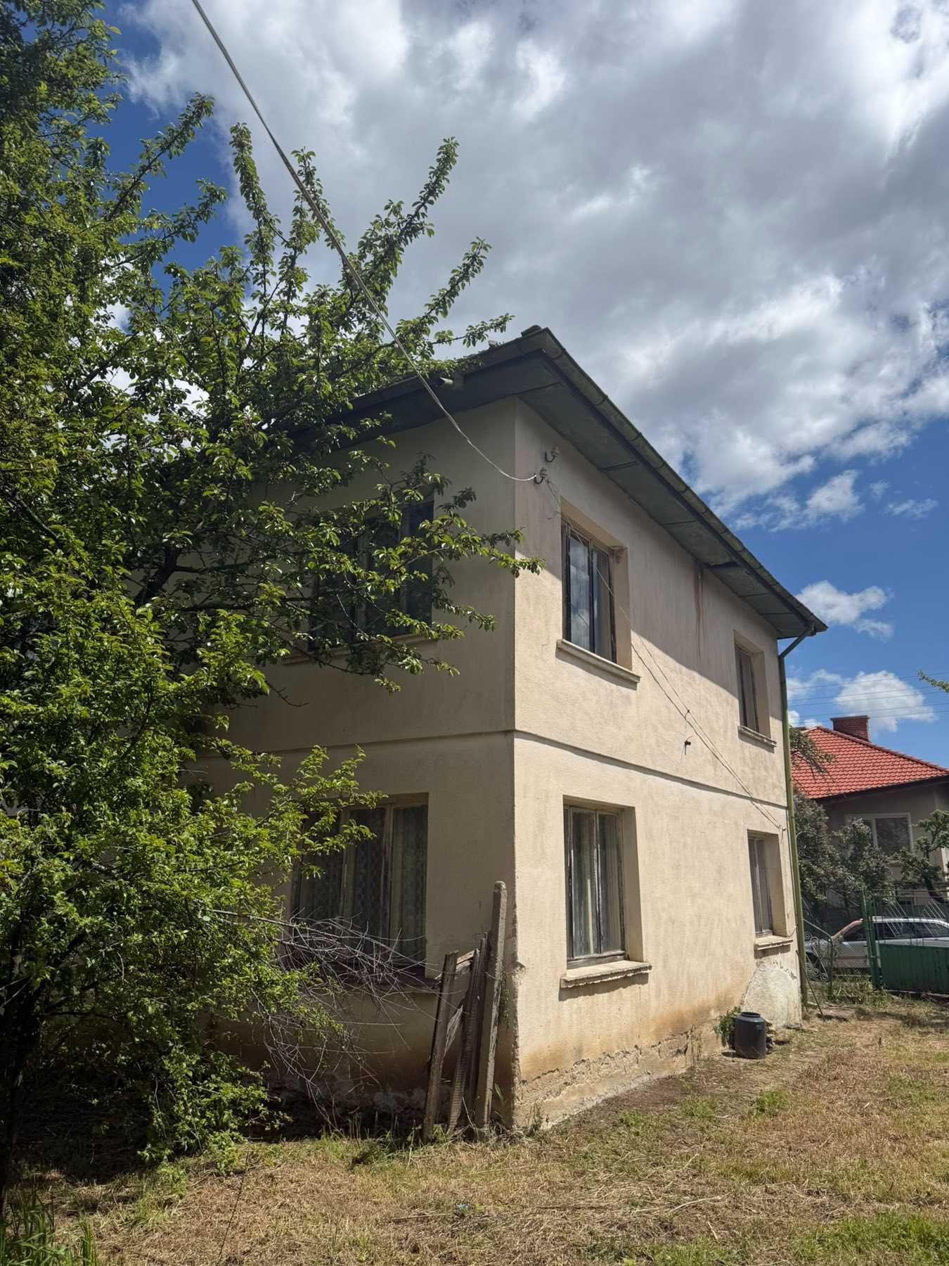 Продава къща в с. Гюешево.