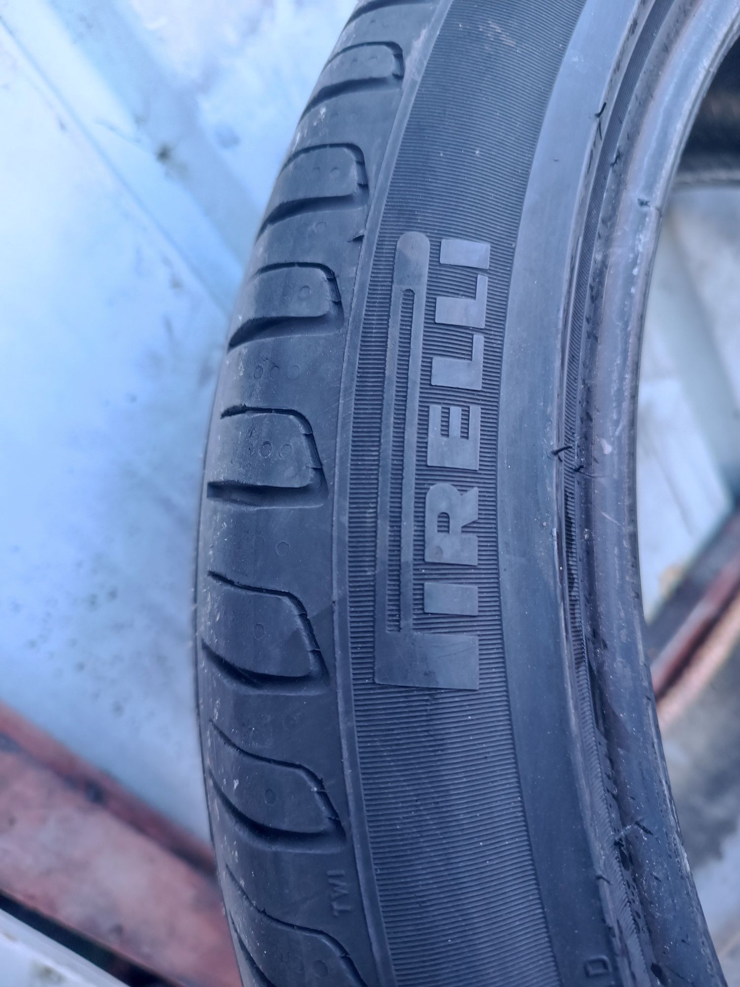 235/40/19 Pirelli Дот 5220