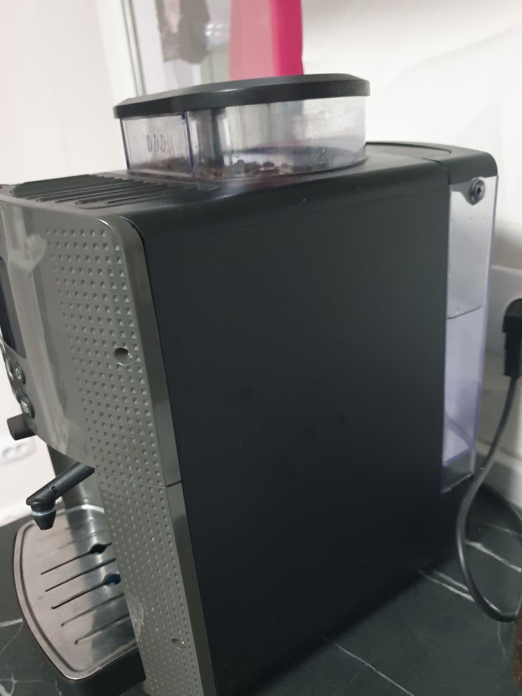 Vand expresor automat Krups boabe