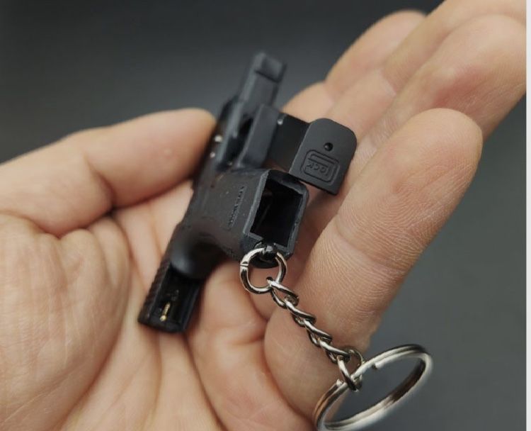 Миниатюрная модель пистолета Glock 17 в масштабе 1:3