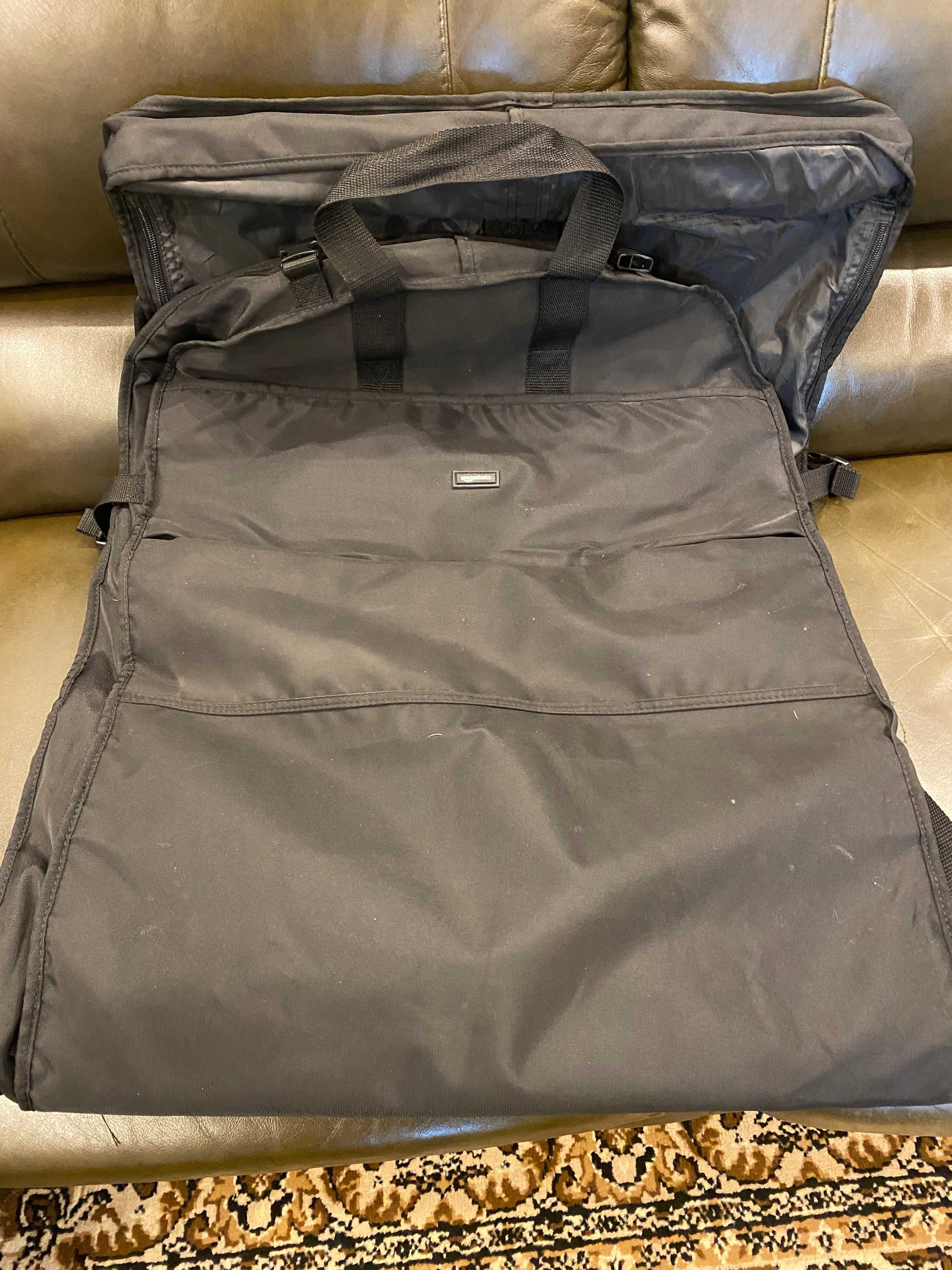 Чанта AMAZONBASICS за съхранение на дрехи по време на пътуване.