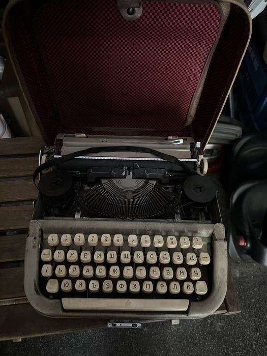 Пишеща машина.           .