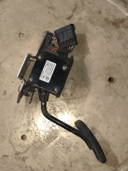 Газ.    педаль акселератора