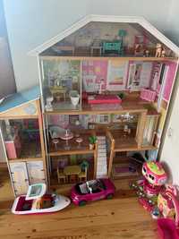 Къща за кукли с кукли и всякакви други дребни вещи