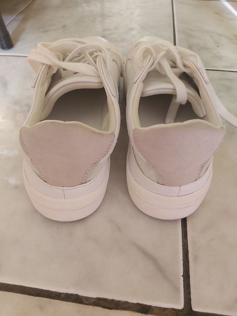 Бели обувки на Zara