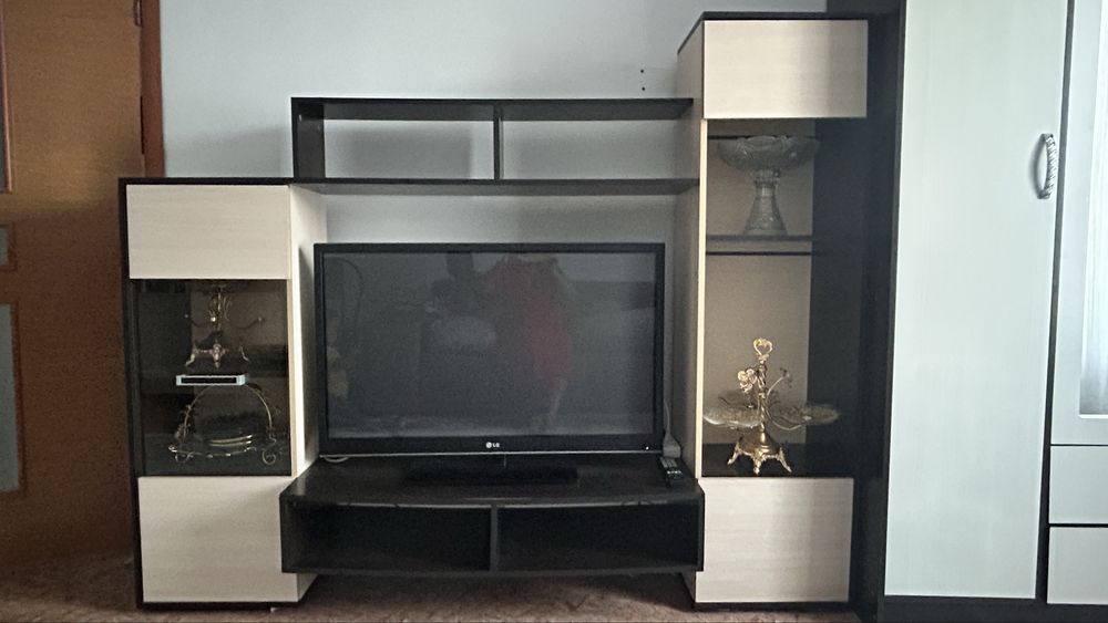 Продам тумбу напольную для телевизора в хорошем состоянии