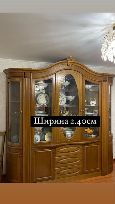 Сервант и комод с зеркалом из массива дерева