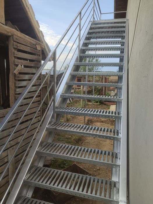 Vindem scări zincate la cerere