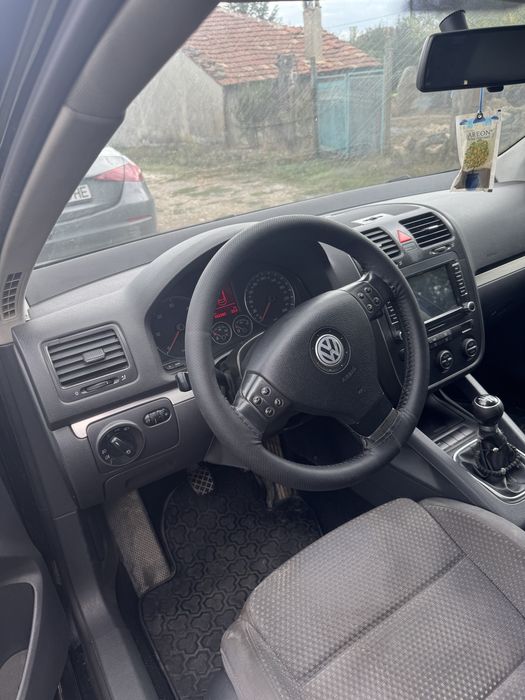 Продавам Volkswagen jetta