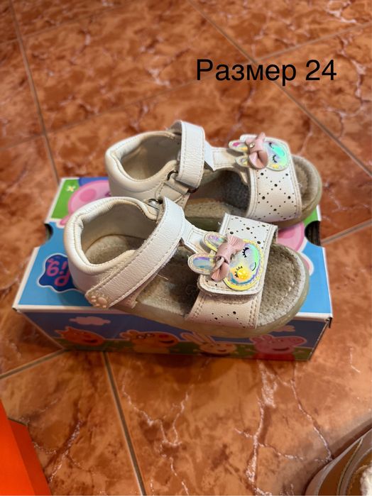 Различни чифтове детски обувки за момиче