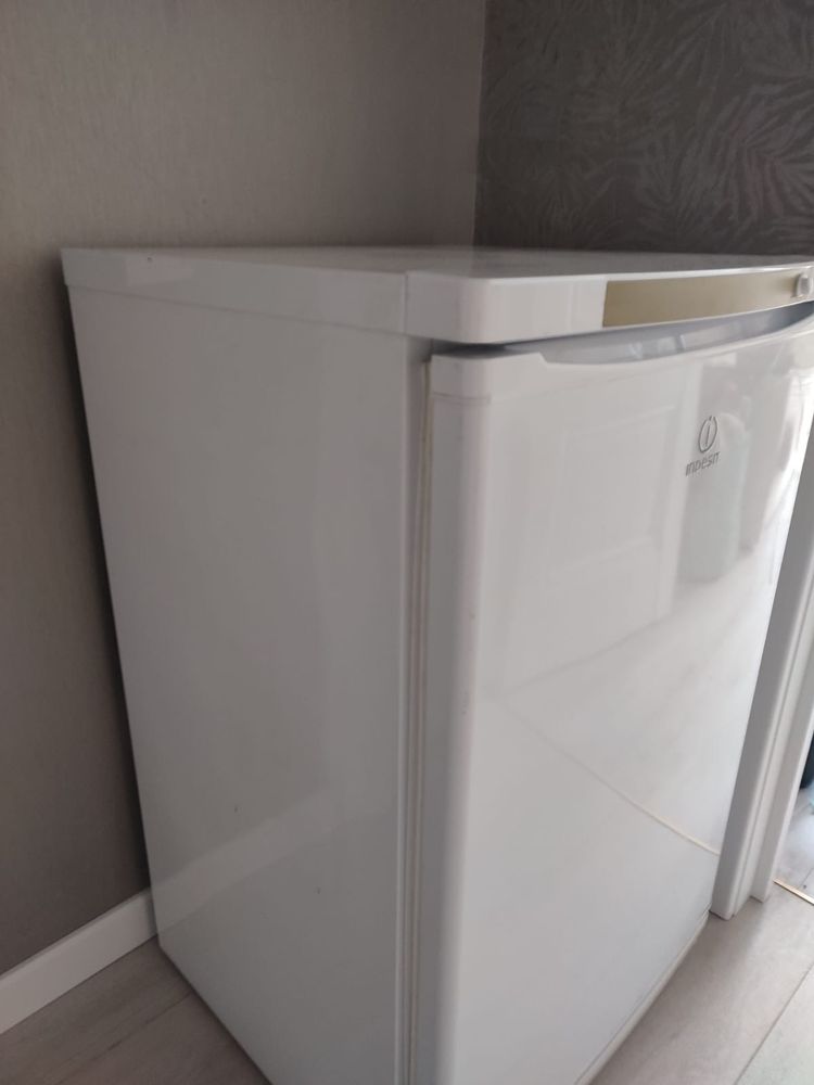 Морозильный шкаф INDESIT SFR100