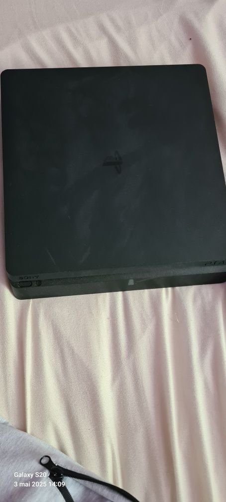 Vand Ps4 cu o manetă si cabluri