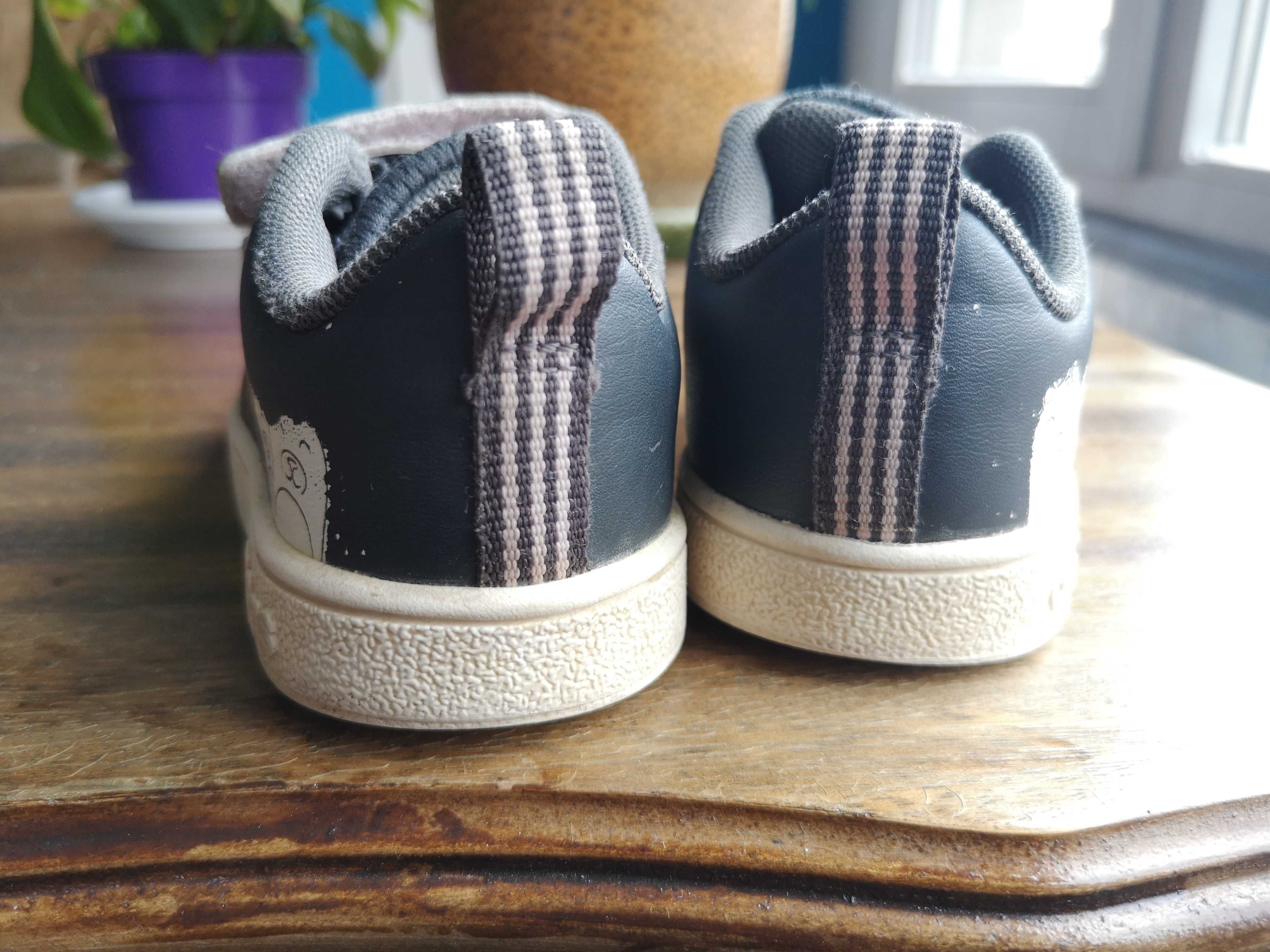 Детски обувки Adidas номер 22