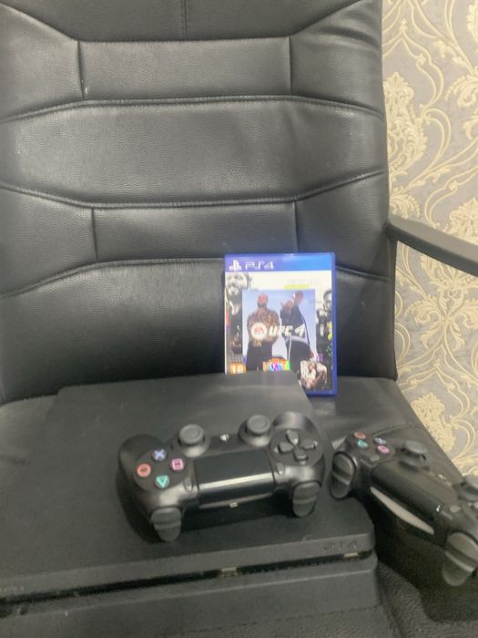 Продам пс4 с подпиской на год