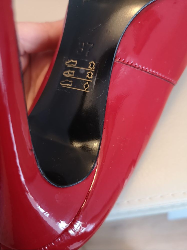 Pantofi roșii 37