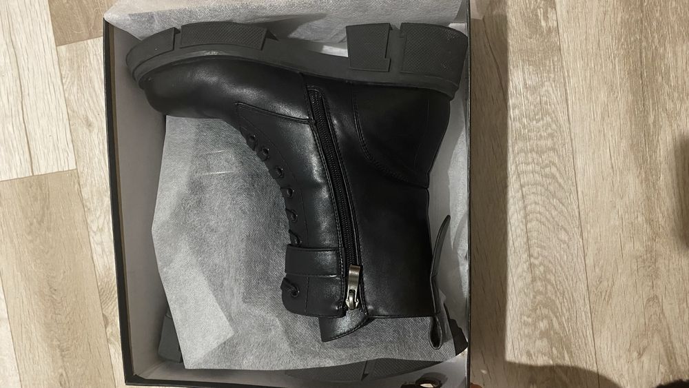 Продам обувь женские ботинки