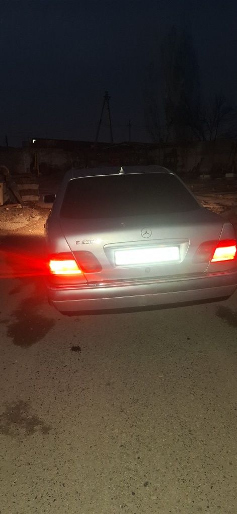 Мерседес бенс 210
