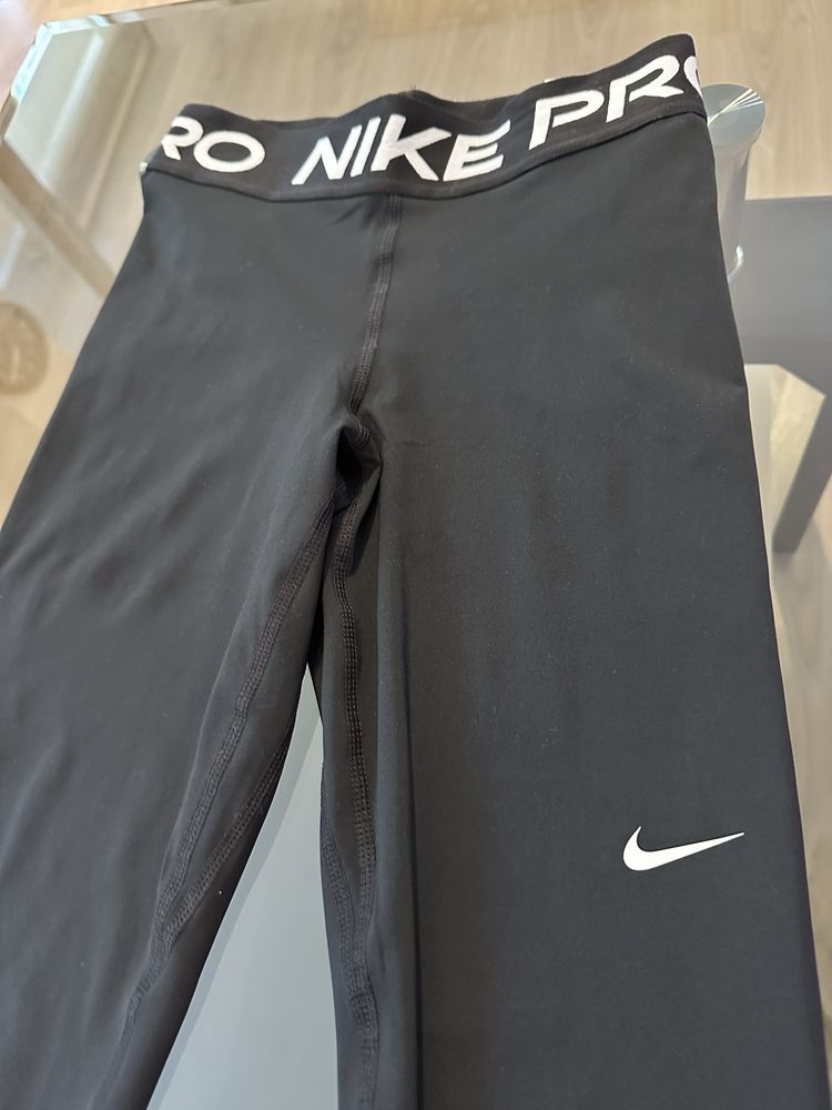 Чисто нов!! 100% Оригинален дамски комплект Nike Pro блузка и клин