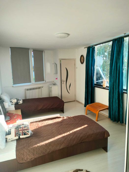 inchiere camera in vila cu curte spatiosa