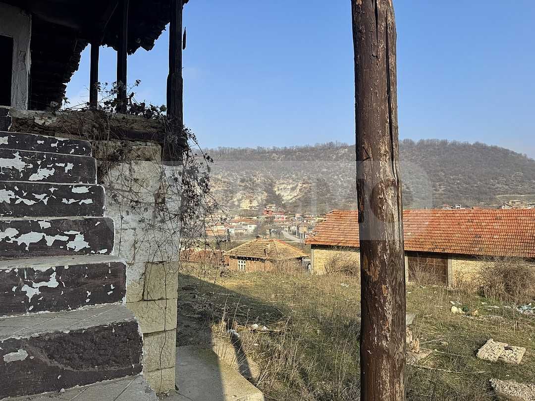 Къща в живописното село Сваленик