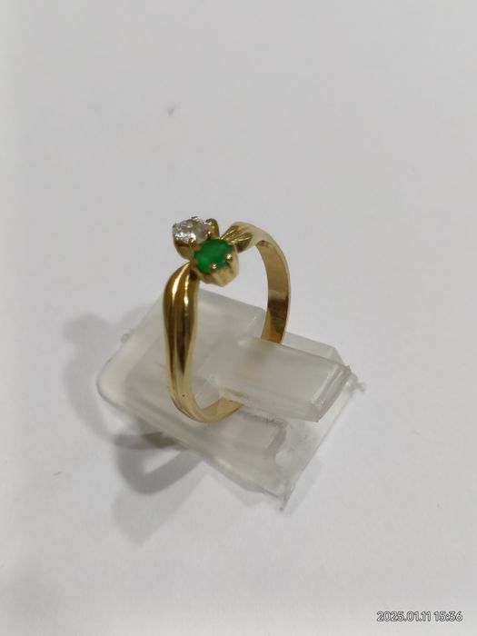 Vind inel din aur 18kt cu diamant și smarald