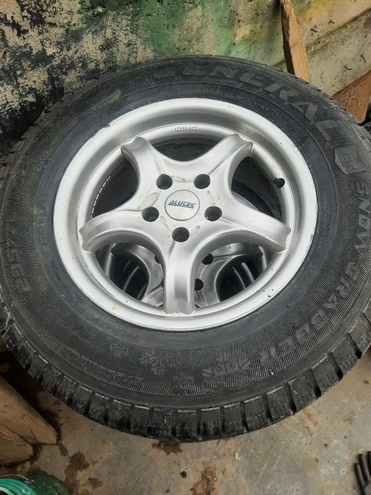 Jante cu cauciucuri de iarna de jeep 235 70 r16