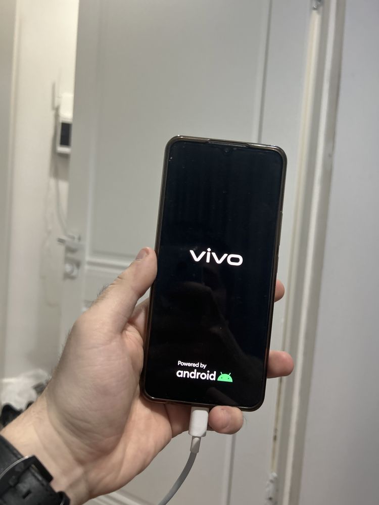 Продам телефон VIVO Y55(зарядка ориг.быстрая в подарок)