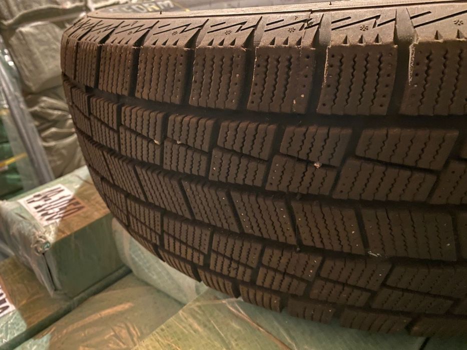 Зимний шина почти новый