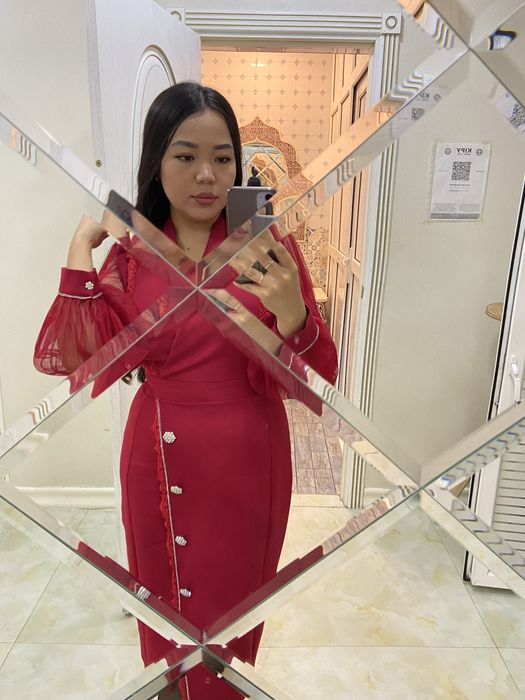 Красный платье. Французский длина