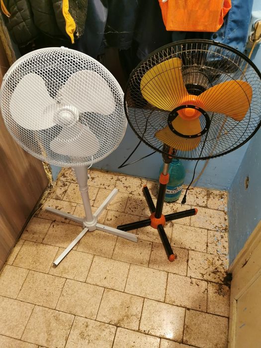 Vând doua Ventilatoare cu picior, 3trepte de viteza, culori alb și neg