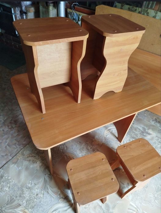 Продам стол и четыре стула
