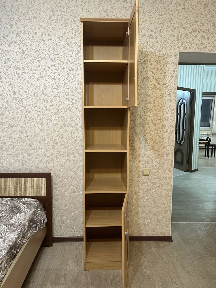 Продам 2 шкафа , стол