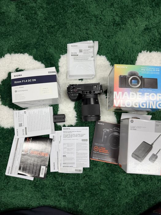 Sony ZV-E10, smallrig cage, obiectiv sigma, dummy battery