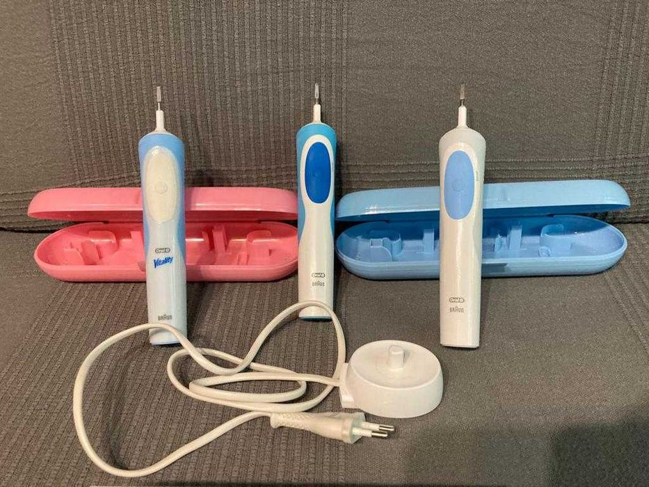 OCAZIE!!! 3 * periute de dinti Oral-B Vitality cu 2 * Etui de voiaj!!!