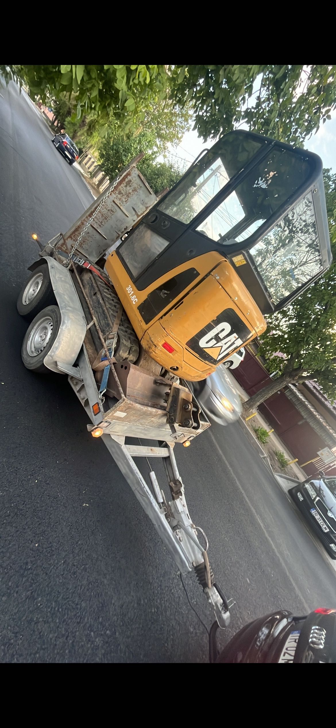 Inchiriez miniexcavator/buldoexcavator cu operator pe ele
