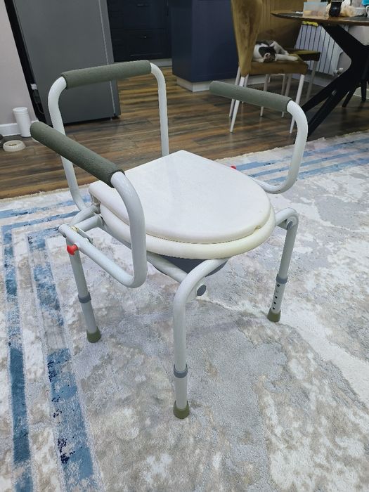 Кресло-туалет для пожилых людей и людей с ограниченными возможностями
