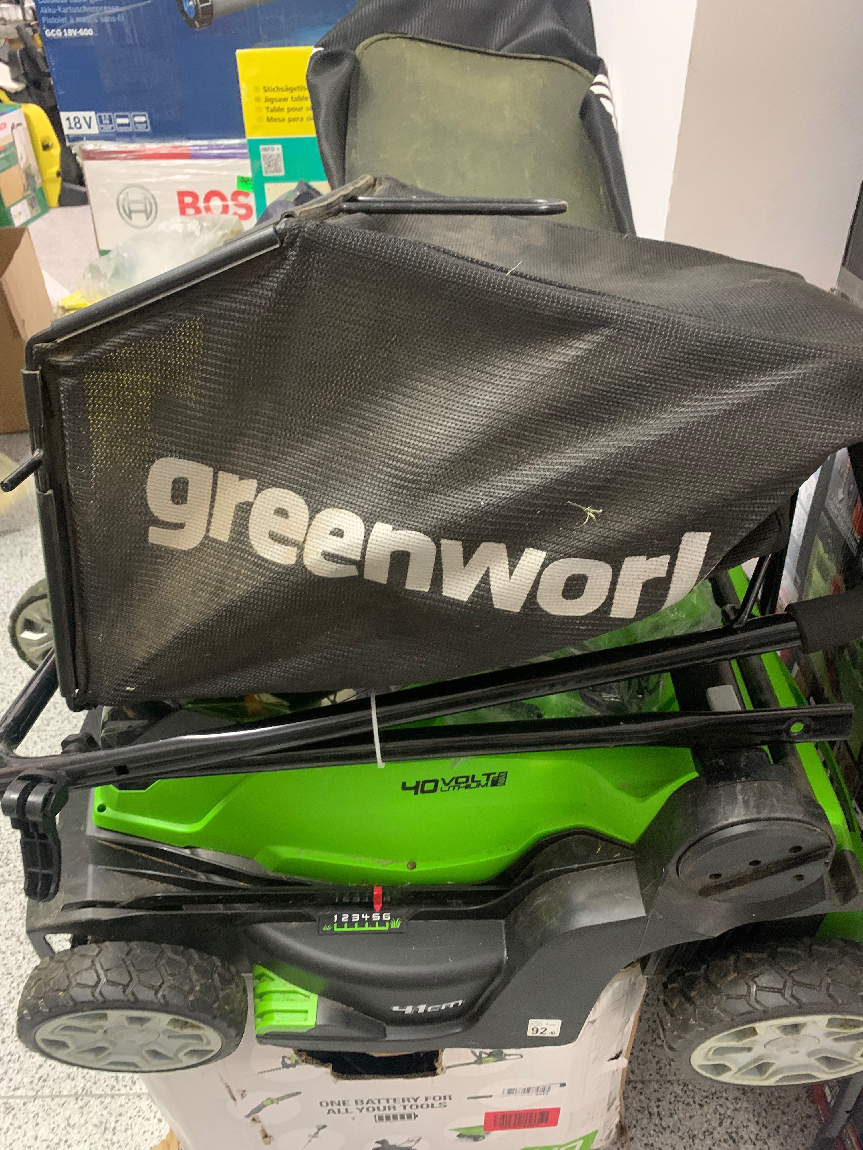 Masina de tuns iarba Greenworks 40V