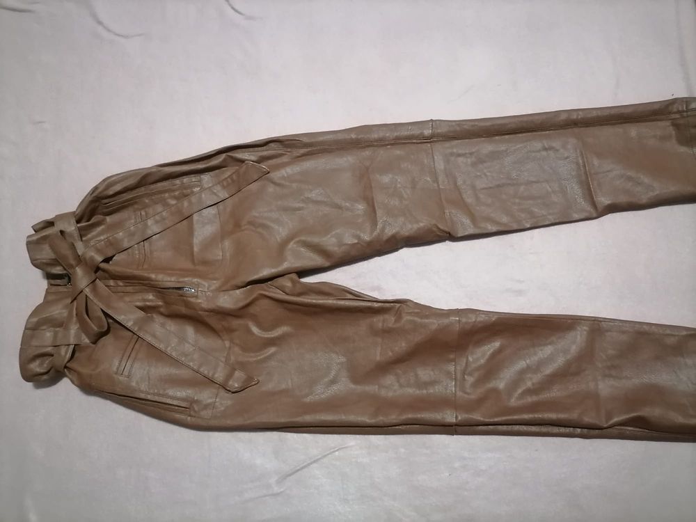 Vand pantaloni de piele, marime Xs, talie inalta