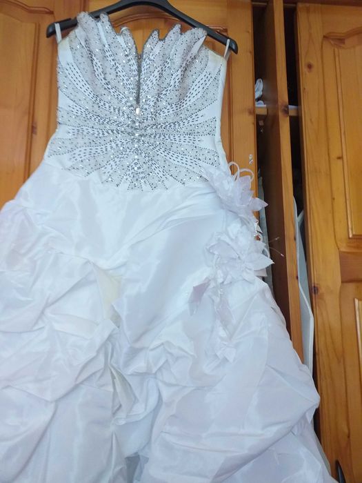 Vand rochie de mireasa, 500 lei, negociabil.