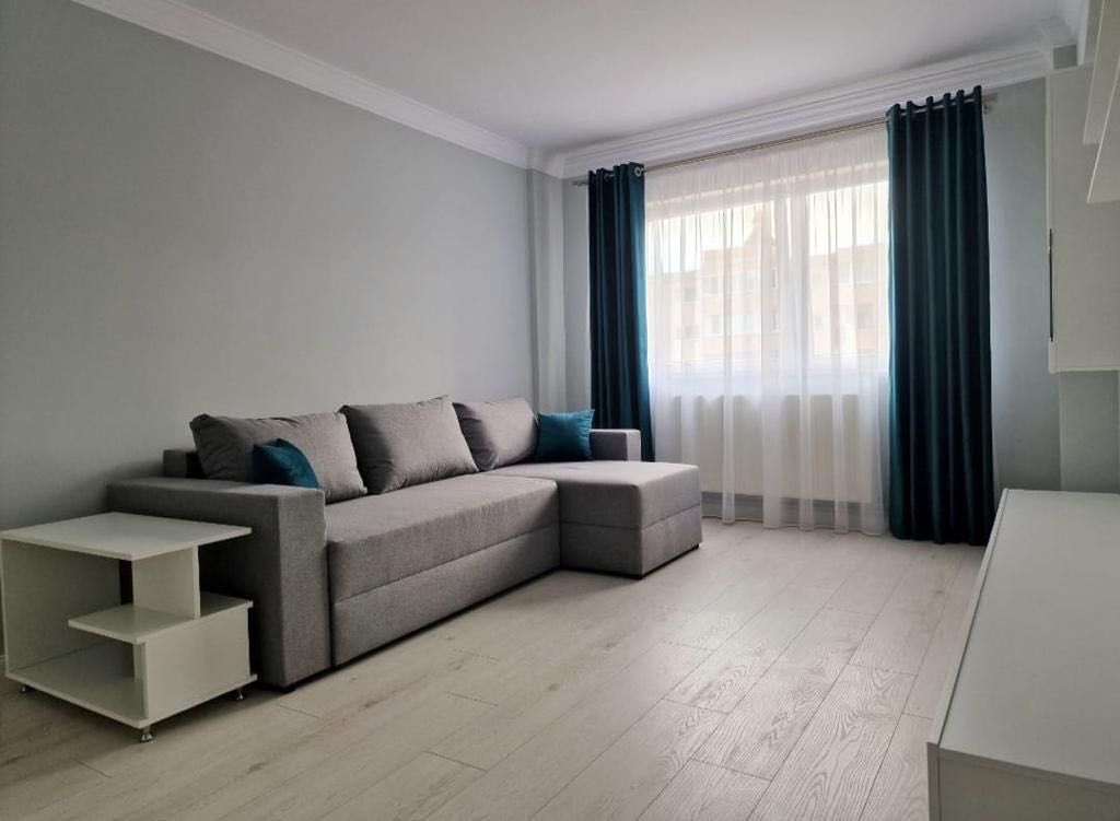 Închiriez apartament cu 2 camera .