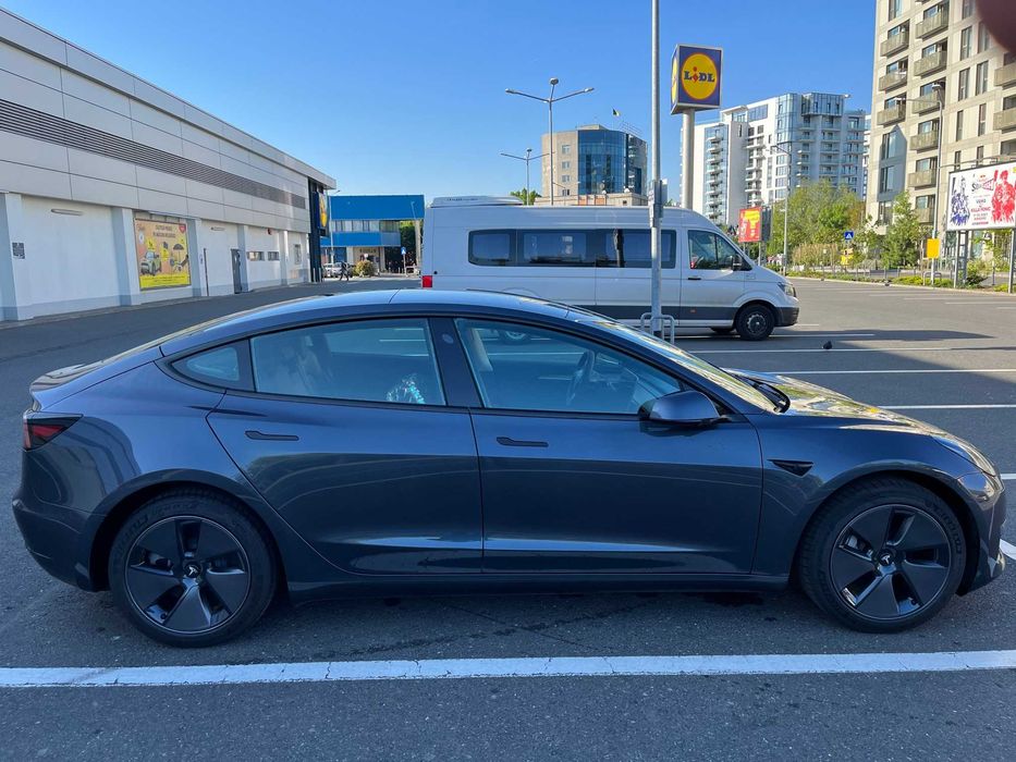 Vand Tesla model 3, long range, 5500 km, an 2023, TVA deductibil