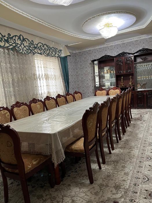 Мебель стол/стулья.