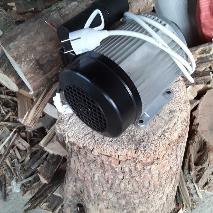 Vand schimb  Motor electric  pentru moarà macinat.  230 v.1400 rpm.