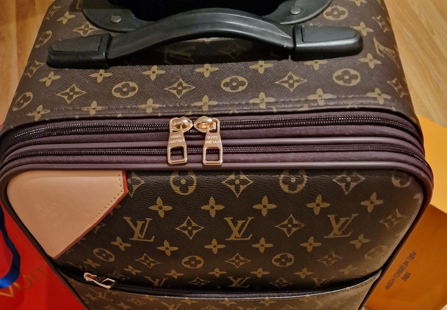 Minitroller unisex Louis Vuitton/France,cifru incorporat, saculet