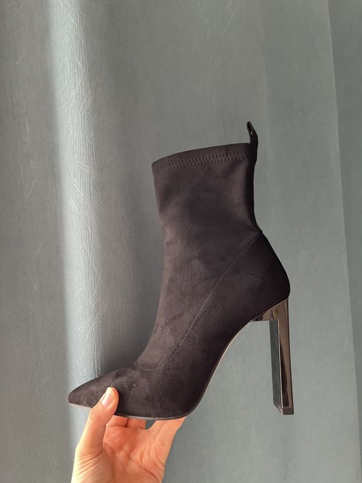 Модные ботильоны с зеркальным каблуком — тренд 2025