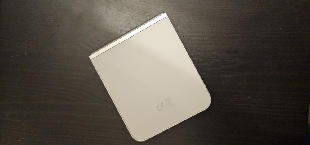 Samsung Galaxy Z Flip 6 ALB - impecabil