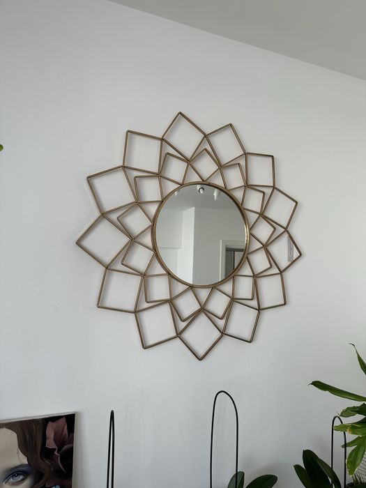 Decoratiune pentru perete cu oglinda